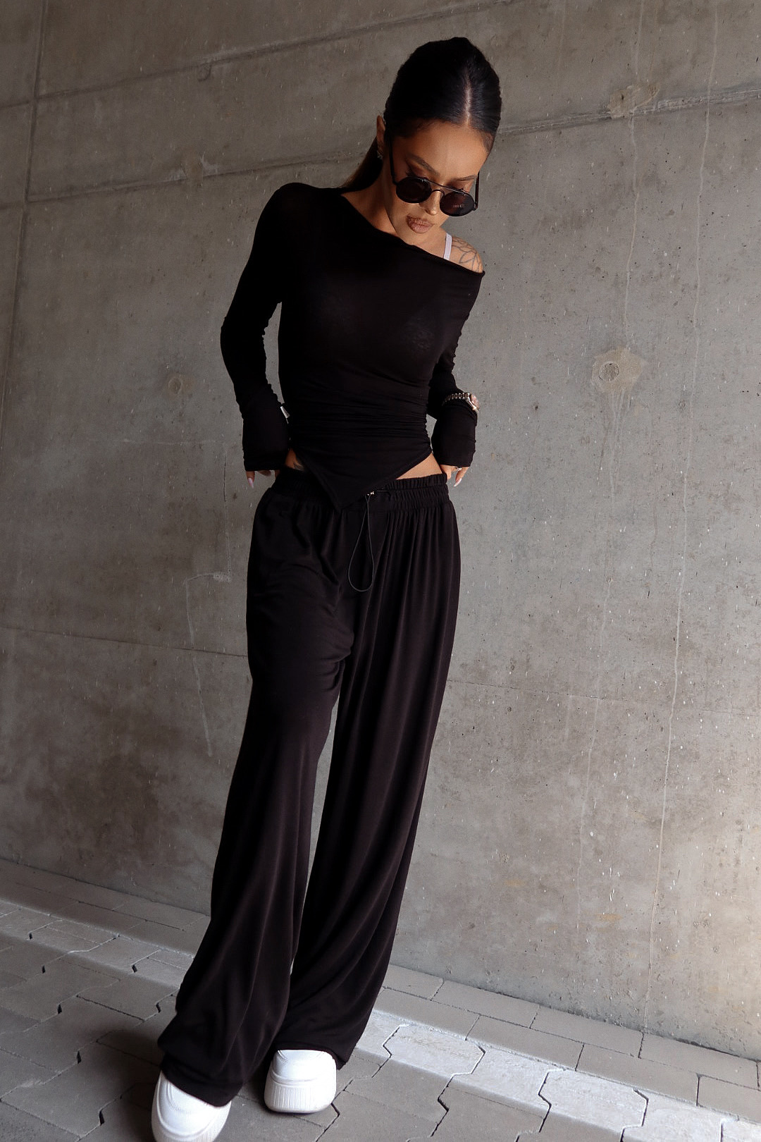 Top HUGGIE czarny LAMANUEL - obrazek 4